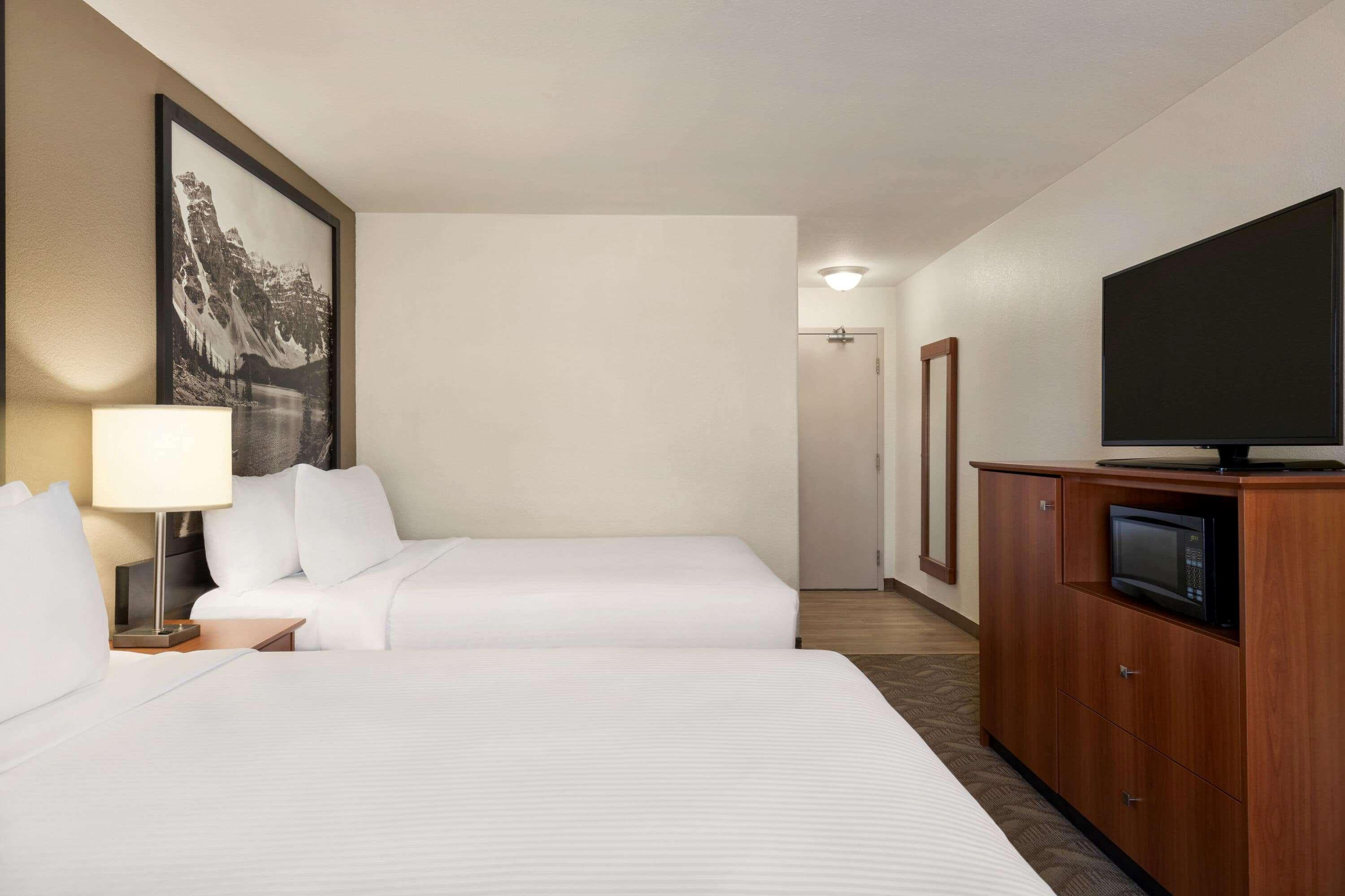 Hotel Super 8 By Wyndham Calgary Shawnessy Area Exterior foto